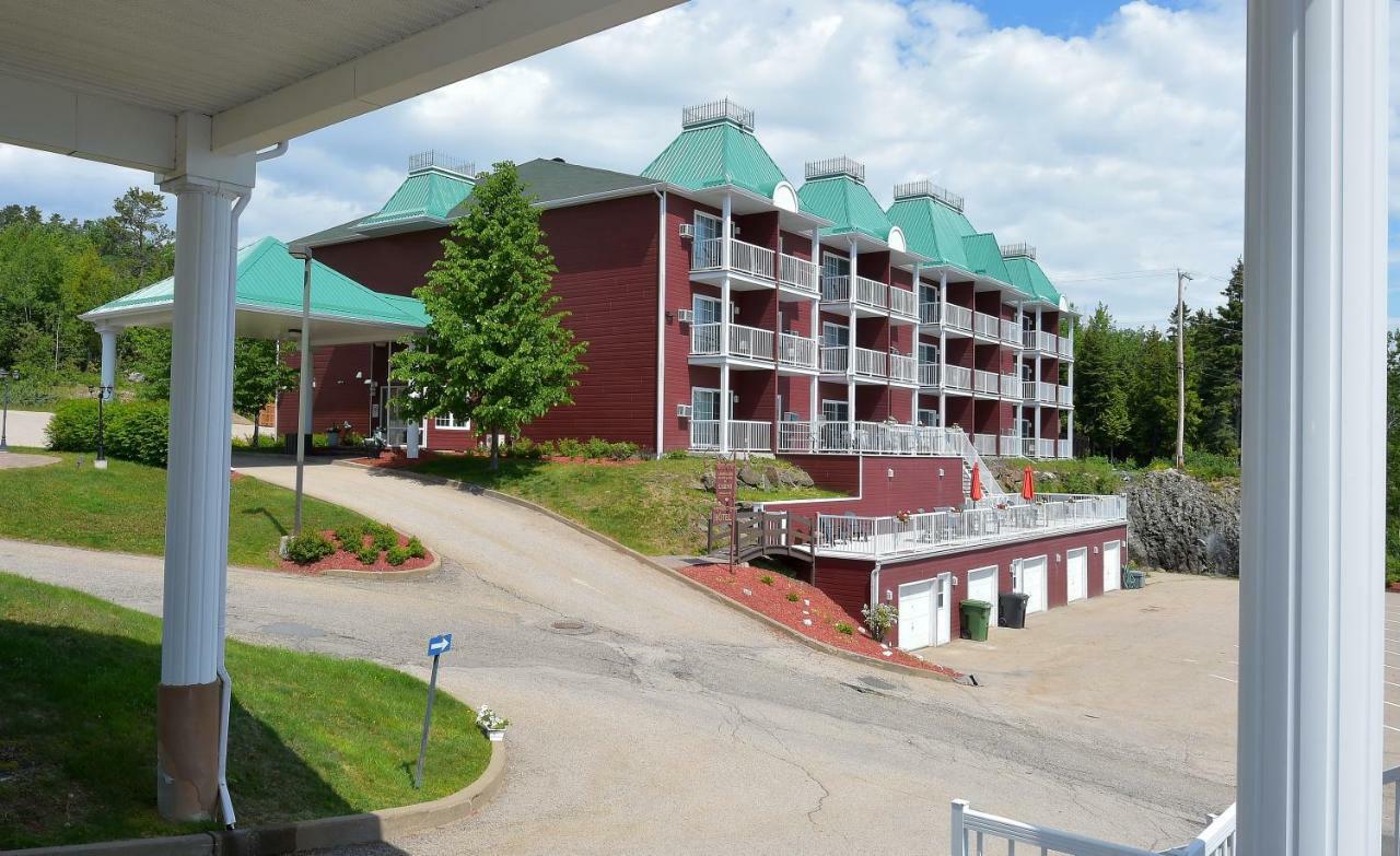 Hotel Les Pavillons Du Petit Manoir Du Casino La Malbaie Exterior foto